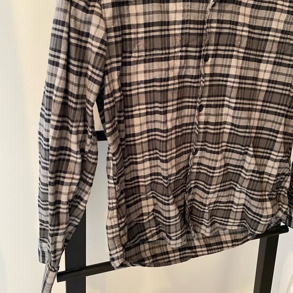 L.L. Bean Black/Gray Plaid Slightly Fitted Men’s Button-Down Shirt - Picture 2 of 6